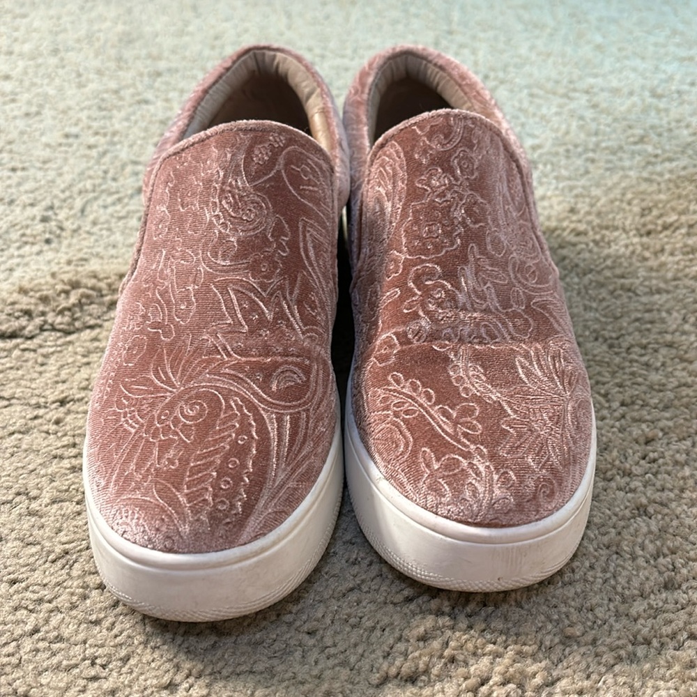 pink velvet steve madden slip-on shoes. hardly worn, in good condition